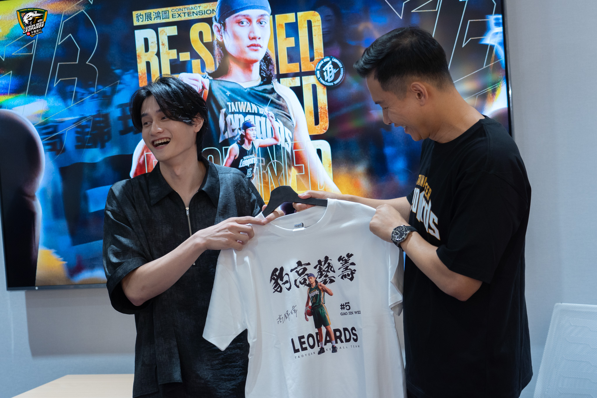 TPBL 台啤永豐雲豹今日（25日）正式宣布與球隊核心高錦瑋簽下長達 7 年的續約合約，而這位年輕控衛在完成簽約後，第一件事不是享受物質犒賞，而是慷慨捐出 300萬元給自己兒時成長的「天主教善牧兒童之家」。球團也感動跟進，加碼 300 萬元，共計捐出 600 萬元，展現深刻社會關懷。