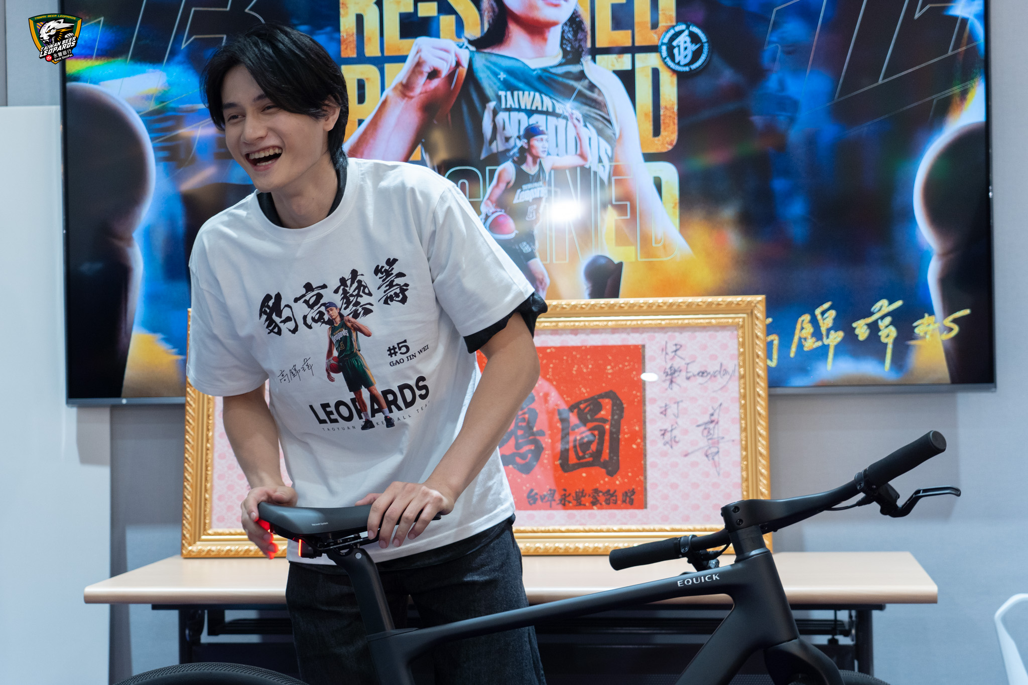 TPBL 台啤永豐雲豹今日（25日）正式宣布與球隊核心高錦瑋簽下長達 7 年的續約合約，而這位年輕控衛在完成簽約後，第一件事不是享受物質犒賞，而是慷慨捐出 300萬元給自己兒時成長的「天主教善牧兒童之家」。球團也感動跟進，加碼 300 萬元，共計捐出 600 萬元，展現深刻社會關懷。