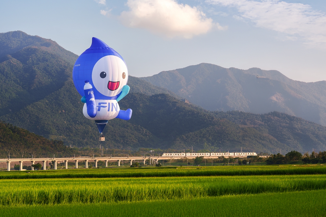「FIN水寶」造型熱氣球外型圓滾滾又討喜,手中更拿著FIN補給飲料,萌度破表。