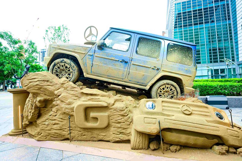 打卡新地標!Mercedes-Benz G-Class 沙雕裝置現身台北 101!