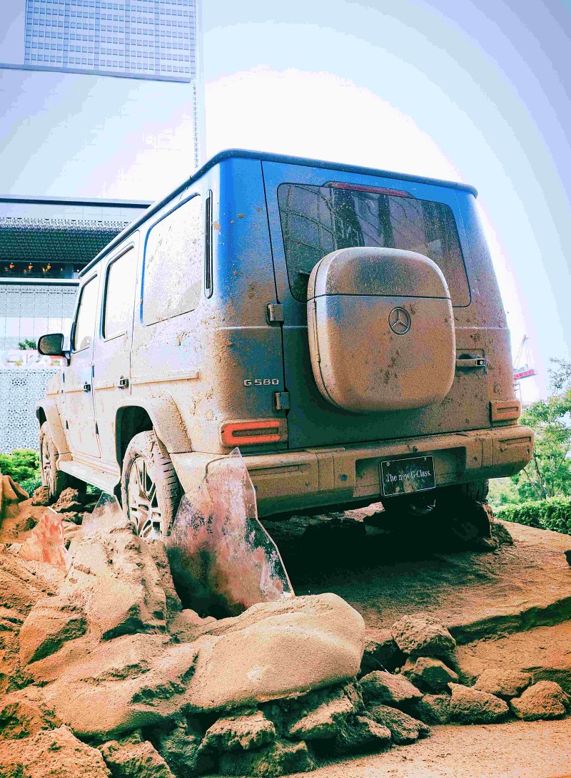 打卡新地標！Mercedes-Benz G-Class 沙雕裝置現身台北 101！拍照打卡抽限量好禮