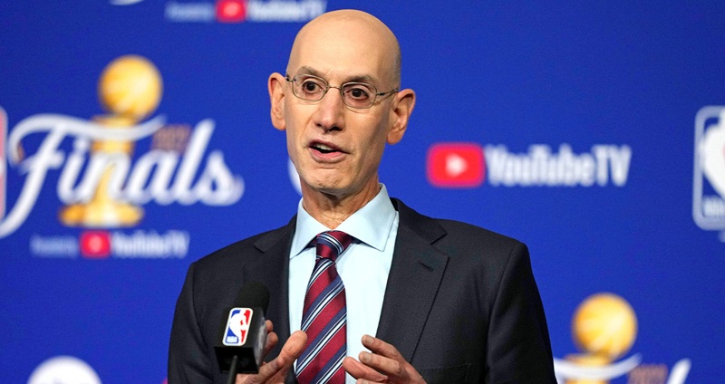 NBA 總裁 Adam Silver 近日在《Breakfast Ball show》節目中宣布，2026年全明星賽將採用全新賽制，由「美國隊」對陣「世界隊」，賽事時間巧妙安排於冬季奧運期間，並將透過NBC電視台播出，預計為全球觀眾帶來一場獨具國際視野的籃球盛宴。