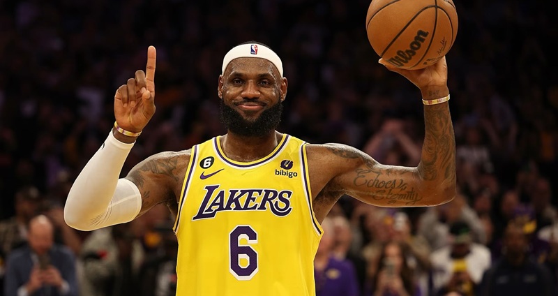 在NBA的歷史長河中，洛杉磯湖人球星「詹皇」LeBron James 始終是一個無法被忽視的名字。儘管生涯榮譽等身，仍有批評聲音質疑他進攻技巧的多樣性，認為他「缺乏技術包（bag）」。然而，LeBron 用實際表現予以有力回應：「我手上可是有 500 億分呢！」這句帶著幽默的反擊，也凸顯他不容置疑的得分實力。