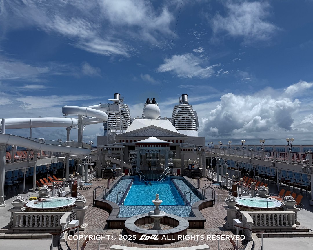 麗星郵輪探索星號以古羅馬為設計主題的戶外泳池甲板，體驗刺激的「凱撒」滑水梯、 按摩池