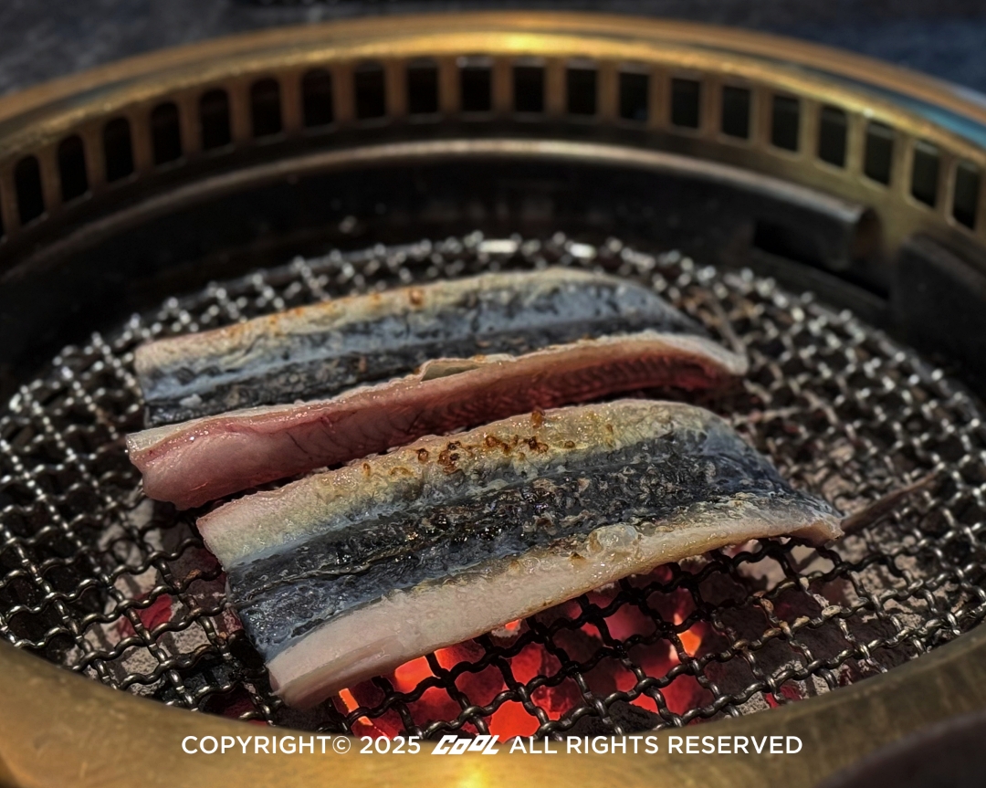 名物白燒鰻以關西派無醬炭火直烤手法,還原鰻魚的純粹原味。