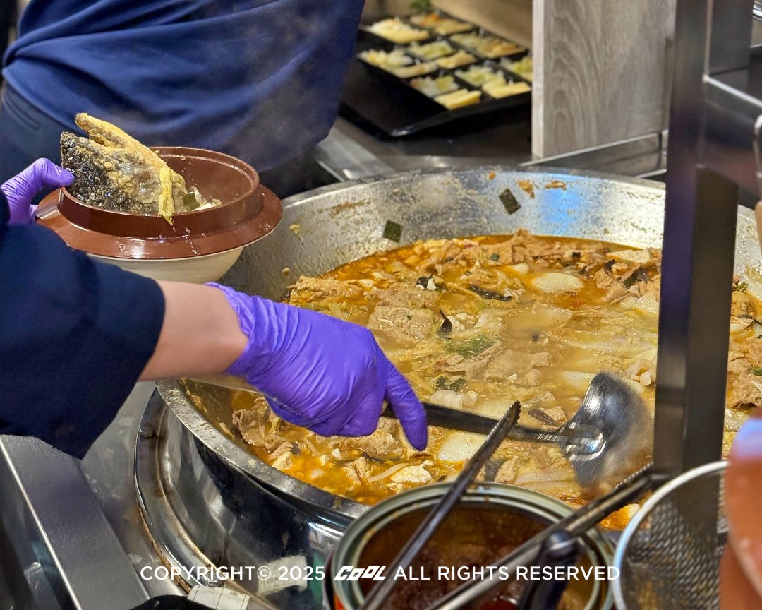 林聰明沙鍋魚頭選用每日新鮮配送的食材,搭配獨家熬煮超過十小時的醇厚湯底,湯頭層次豐富