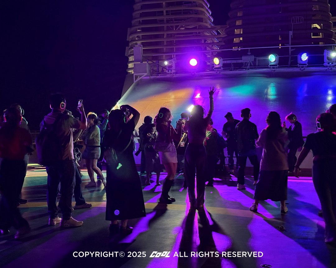 「Silent Disco」夜晚派對全新體驗，戴上耳機，隨著不同頻道的音樂自在舞動。