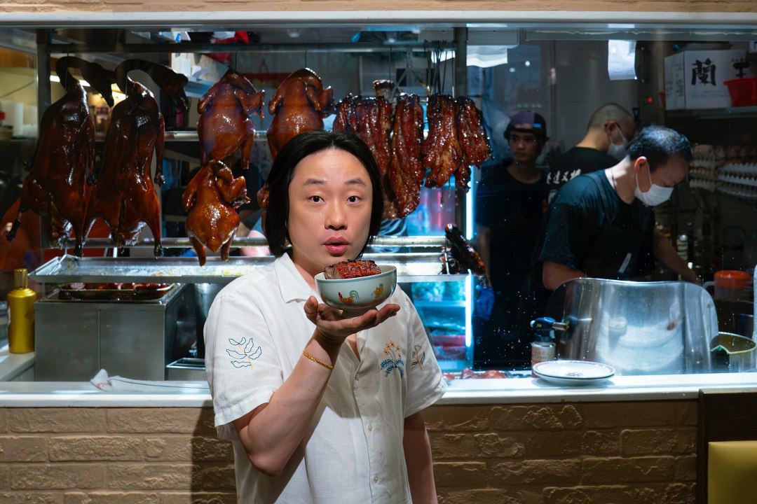 Jimmy到訪「灣仔發達叉燒」品嚐半肥瘦梅頭叉燒、肉汁澎湃的燒鵝「下庄」、茅台醬油三黃雞等多道經典港式燒味。