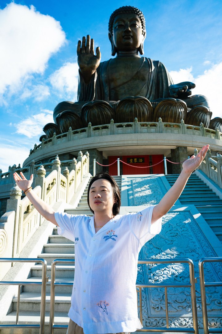 Jimmy於日間到訪昂坪360，一口氣攀上268級階梯朝聖宏偉的天壇大佛