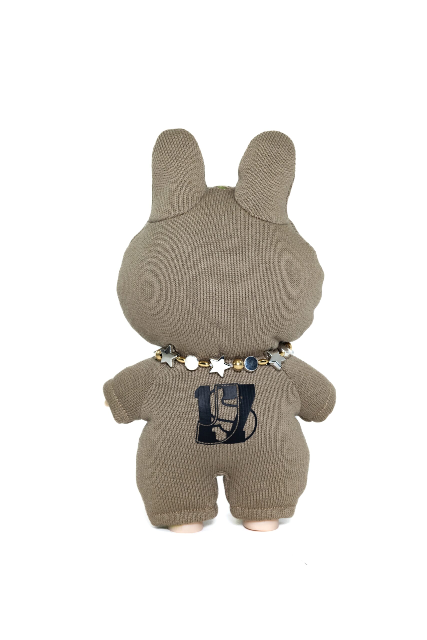 Labubu 再度拍出天價！ sacai 與 SEVENTEEN 雙重加持，最高成交價飆破 3 萬美元！