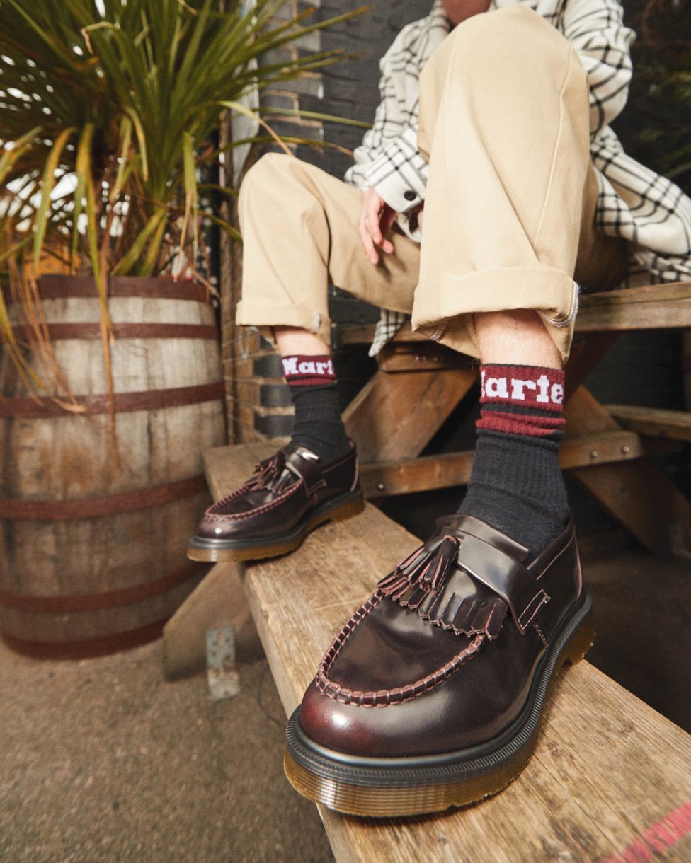 穿上變色 Adrian 馬汀！踩著解鎖未來輪廓的 14XX，攜手 Dr. Martens 最強鞋款 BIG 6，霸氣登場演唱會！主宰潮流，向韓流天王致敬！