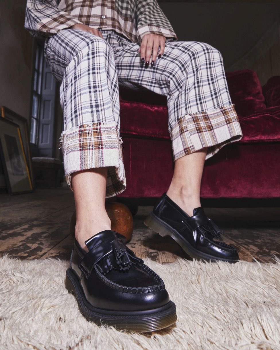 穿上變色 Adrian 馬汀！踩著解鎖未來輪廓的 14XX，攜手 Dr. Martens 最強鞋款 BIG 6，霸氣登場演唱會！主宰潮流，向韓流天王致敬！