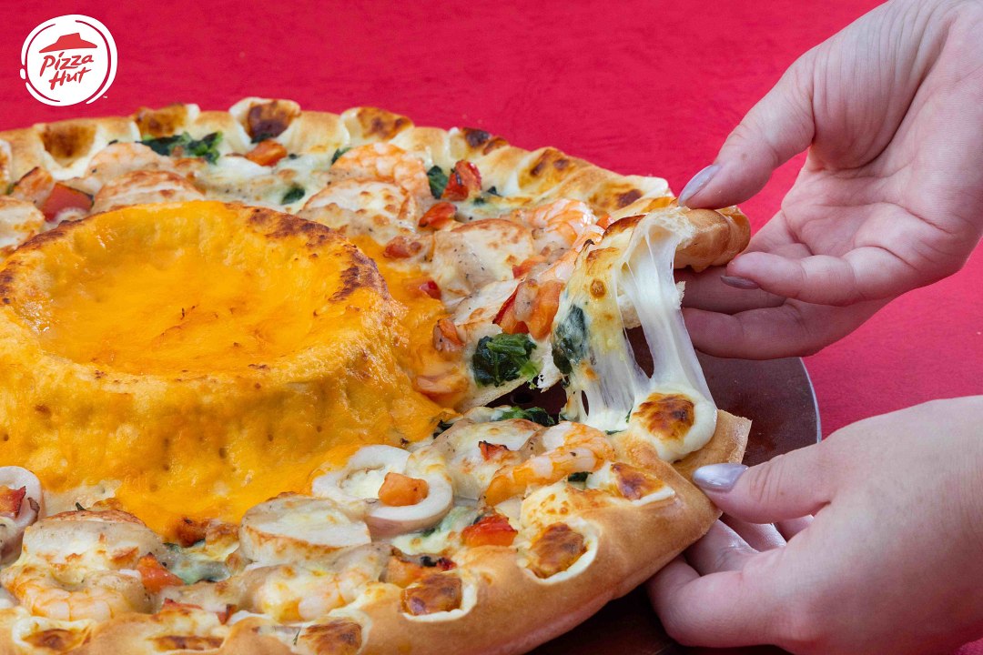 必勝客「火山熔岩比薩」系列外圈使用經典「熔岩芝心」，以頂級莫扎瑞拉起司為基底，實現從餅皮外圈到中心都被頂級起司包圍的夢幻體驗！