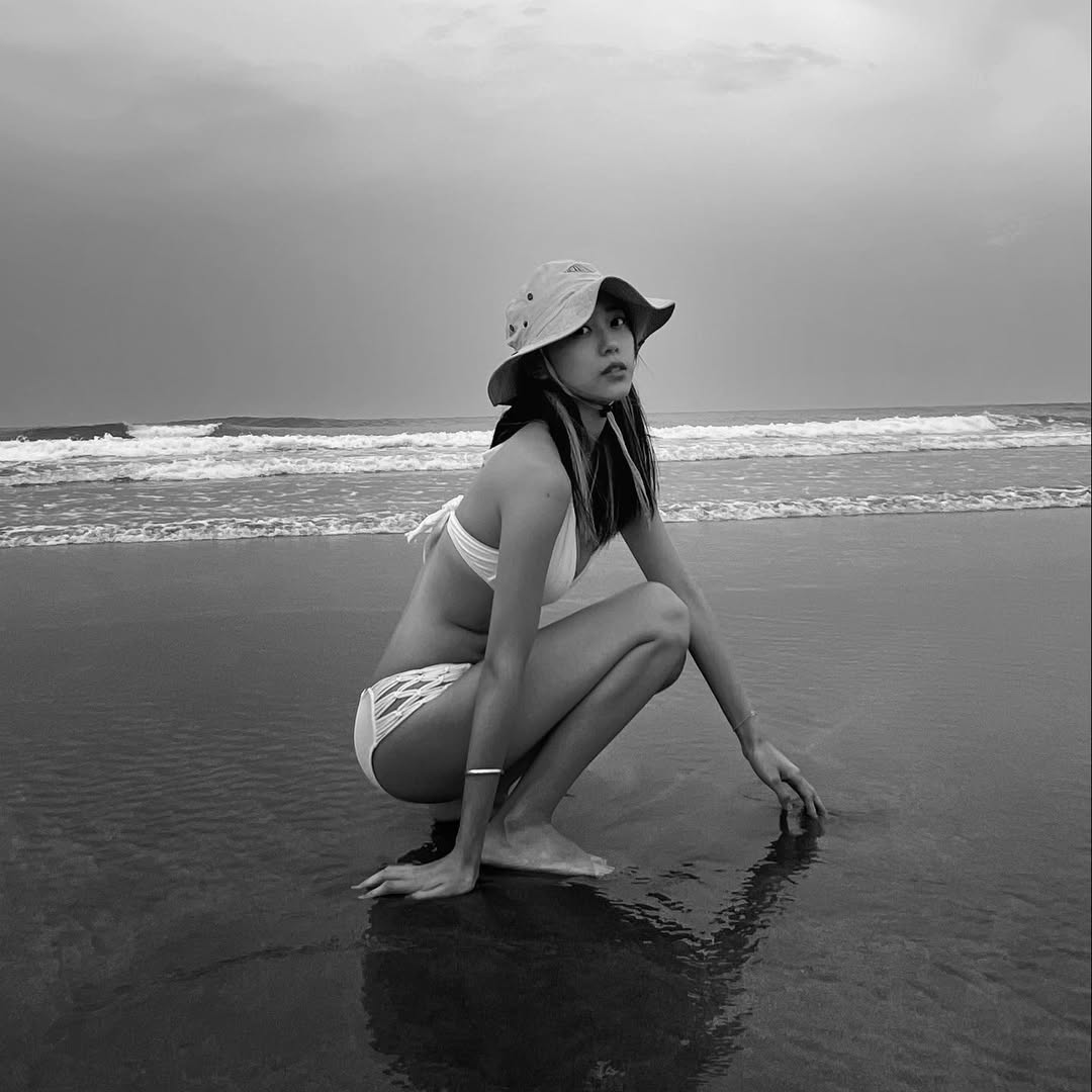 批踢踢表特版常客！正妹髮型師「胡可萱」比基尼超辣，魔鬼曲線前凸後翹！