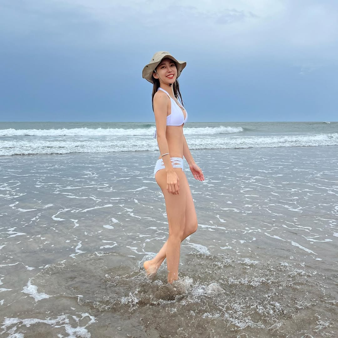 批踢踢表特版常客！正妹髮型師「胡可萱」比基尼超辣，魔鬼曲線前凸後翹！