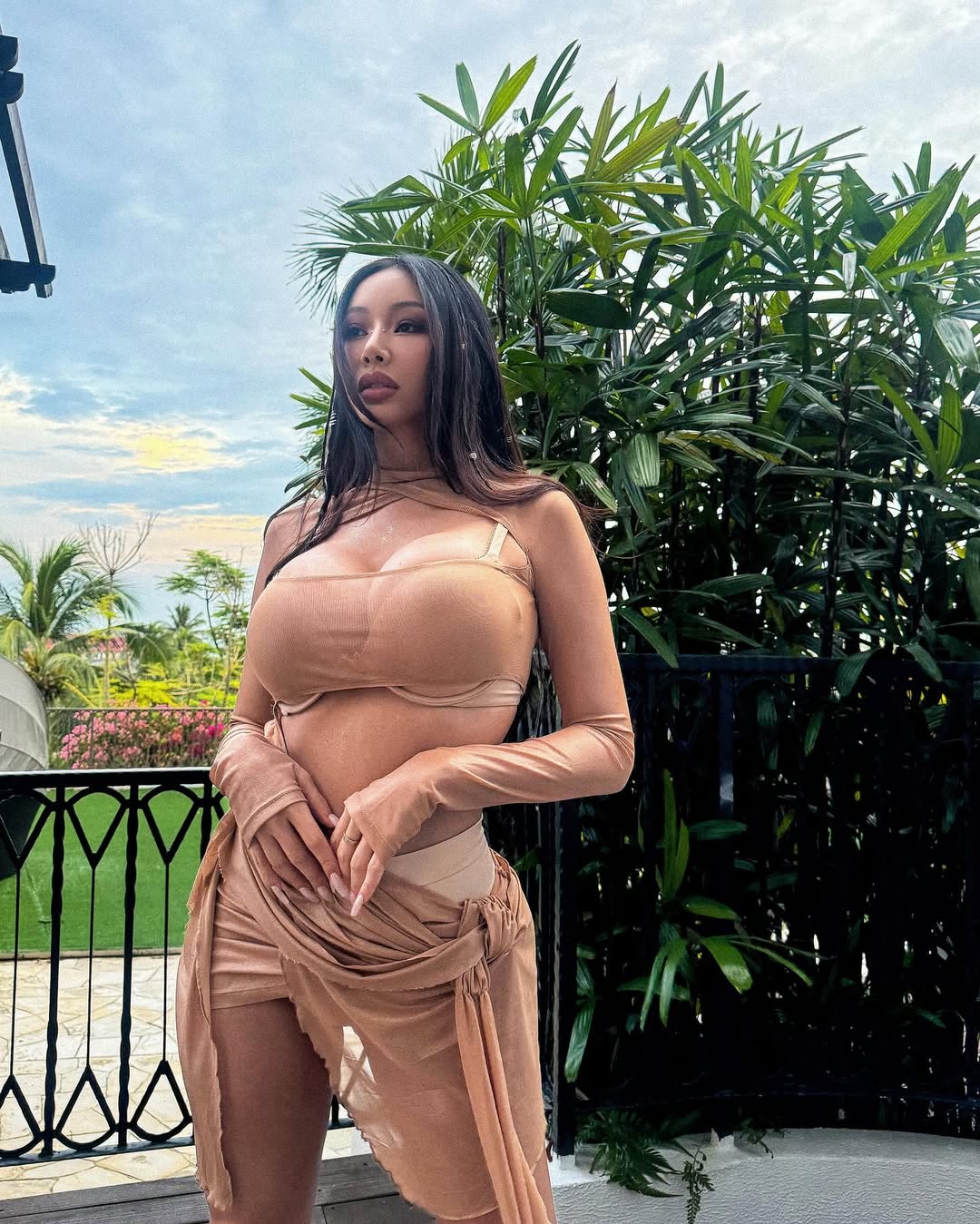 被罵不要臉！饒舌女王 Jessi 宣布回歸引爆韓網不滿：「妳還敢出現？」