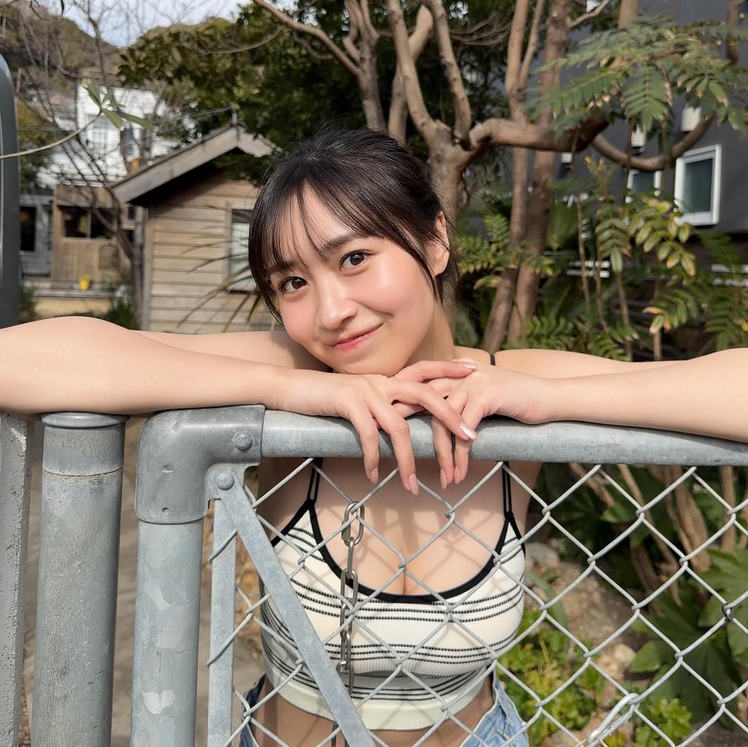 超兇話題新人！24 歲極品尤物「溝端葵」摘下暢銷榜冠軍，全新寫真《初夏》熱度狂飆！