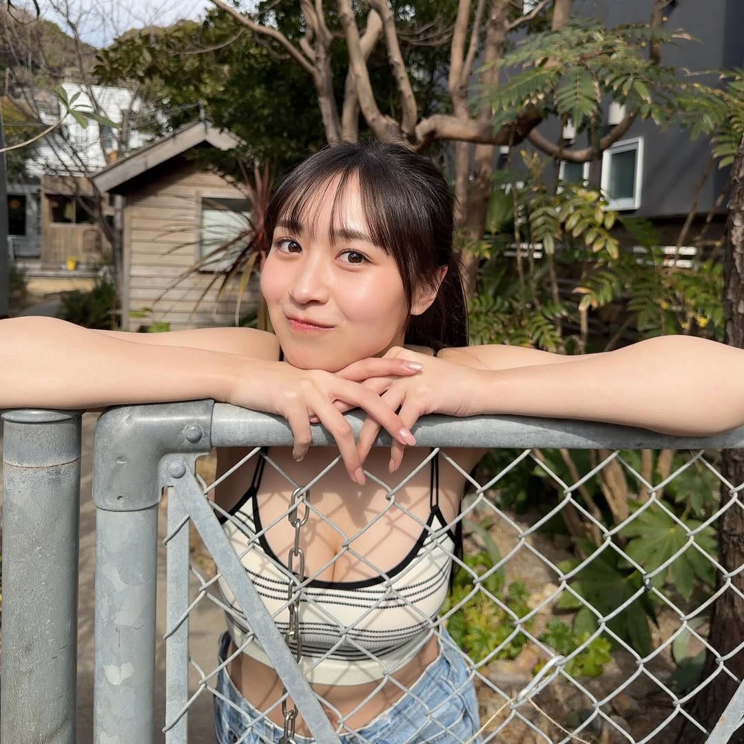 超兇話題新人！24 歲極品尤物「溝端葵」摘下暢銷榜冠軍，全新寫真《初夏》熱度狂飆！