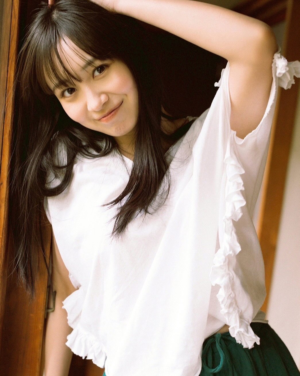 超兇話題新人！24 歲極品尤物「溝端葵」摘下暢銷榜冠軍，全新寫真《初夏》熱度狂飆！