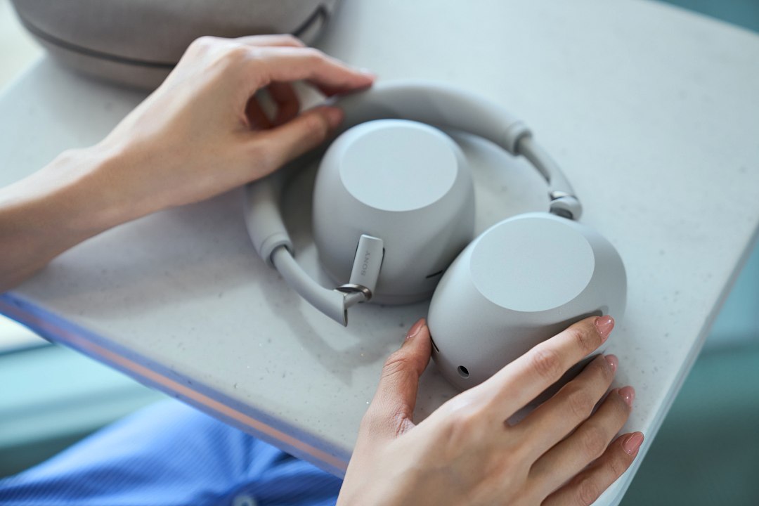 Sony WH-1000XM6採用可收折結構搭配無段式滑桿，為整體更添細致設計質感