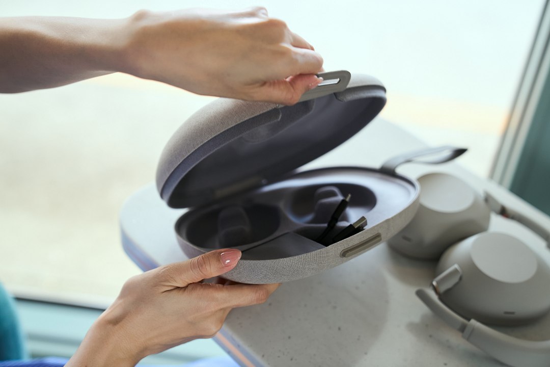 WH-1000XM6全新設計磁吸扣合設計的輕巧收納盒，讓使用與收納都更加順手