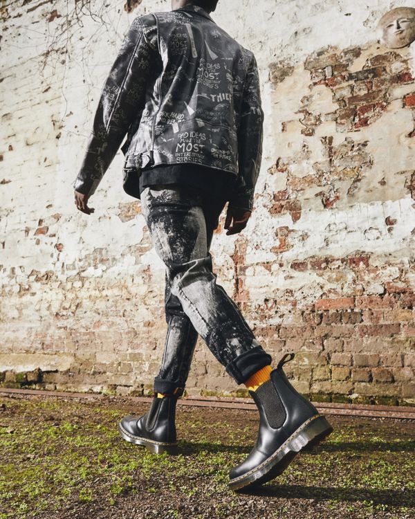 穿上變色 Adrian 馬汀！踩著解鎖未來輪廓的 14XX，攜手 Dr. Martens 最強鞋款 BIG 6，霸氣登場演唱會！主宰潮流，向韓流天王致敬！