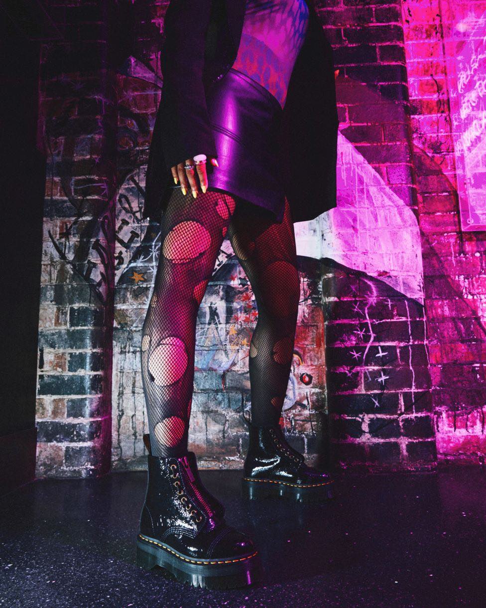 穿上變色 Adrian 馬汀！踩著解鎖未來輪廓的 14XX，攜手 Dr. Martens 最強鞋款 BIG 6，霸氣登場演唱會！主宰潮流，向韓流天王致敬！