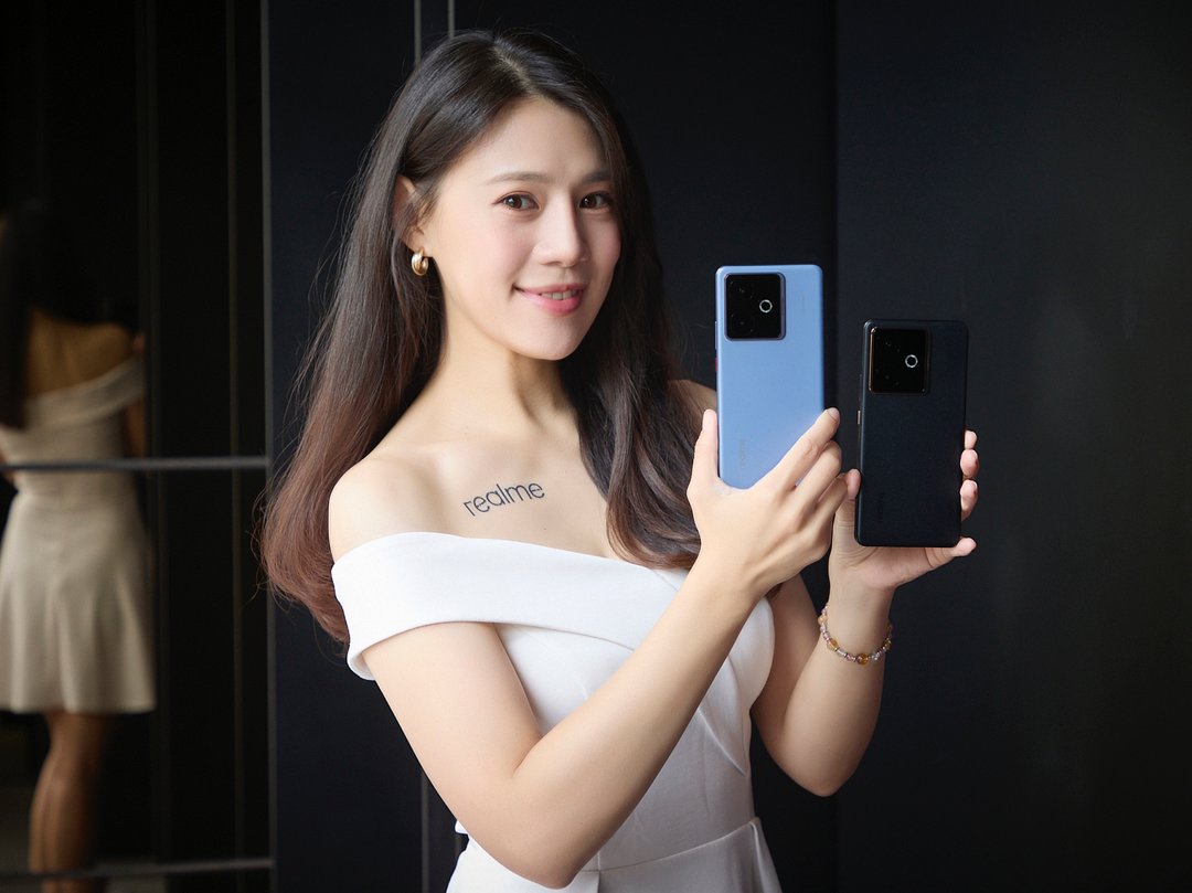 全新旗艦realme  GT  7與realme  GT  7T同步推出「冰鋒藍」與「凜冽黑」兩款時尚配色。