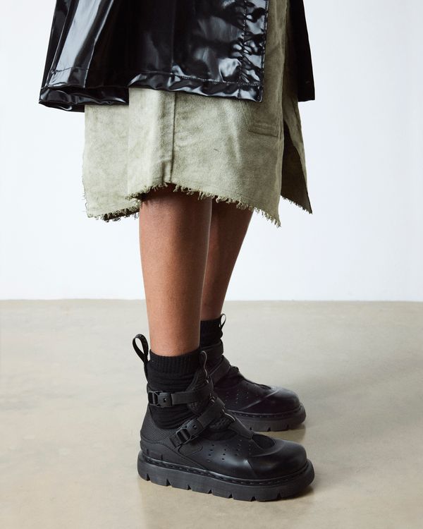 穿上變色 Adrian 馬汀！踩著解鎖未來輪廓的 14XX，攜手 Dr. Martens 最強鞋款 BIG 6，霸氣登場演唱會！主宰潮流，向韓流天王致敬！