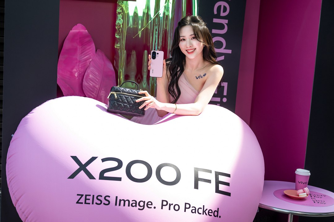 即日起vivo同步攜手三大電信商推出專屬資費購機方案,X200 FE最低0元起。7月31日前完成官網登錄,還可獲得限量「粉黛風尚禮盒」,內含黛夜香頌包、粉語手機鍊、INJUNE檀香柏木香氛袋。