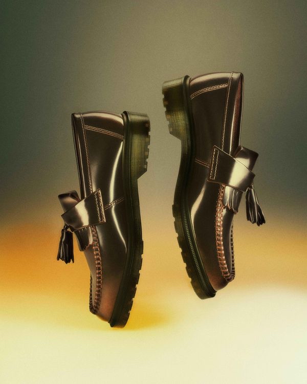 穿上變色 Adrian 馬汀！踩著解鎖未來輪廓的 14XX，攜手 Dr. Martens 最強鞋款 BIG 6，霸氣登場演唱會！主宰潮流，向韓流天王致敬！