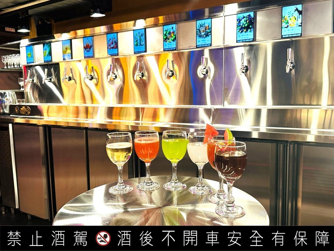 馬辣升級「酒牆麻辣鍋」6 公尺酒牆共 16 款新潮酒品全部無限暢飲,今夏最嗨聚餐節奏!