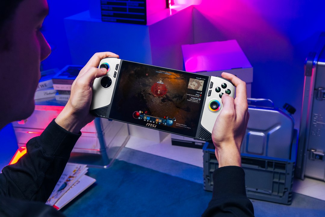 龍魂機場中，玩家要以Claw 8 AI+極地風暴限定版實現隨地暢玩遊戲的夢想