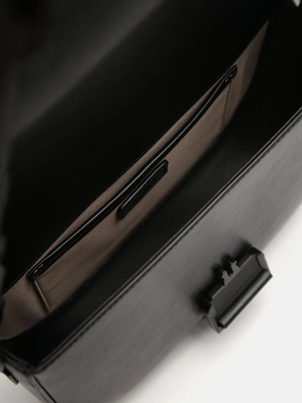 預算不高也能帥！精選 7 款萬元以下人氣男包！精品、日系品牌通通在內！