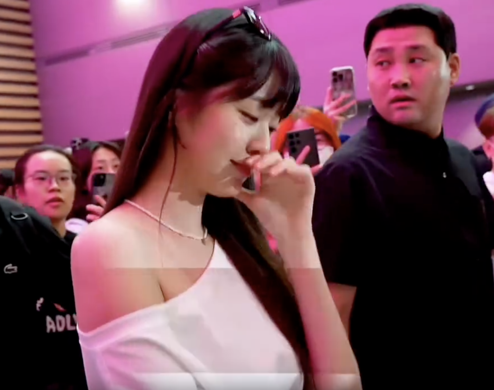 「表情管理天花板」也扛不住！IVE 張員瑛竟被臭到皺眉摀鼻？！