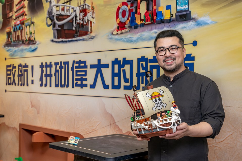2025 漫畫博覽首日還邀請到樂高®航海王系列設計團隊副總監鄭以謙，來到現場分享樂高®航海王系列設計的冒險之旅