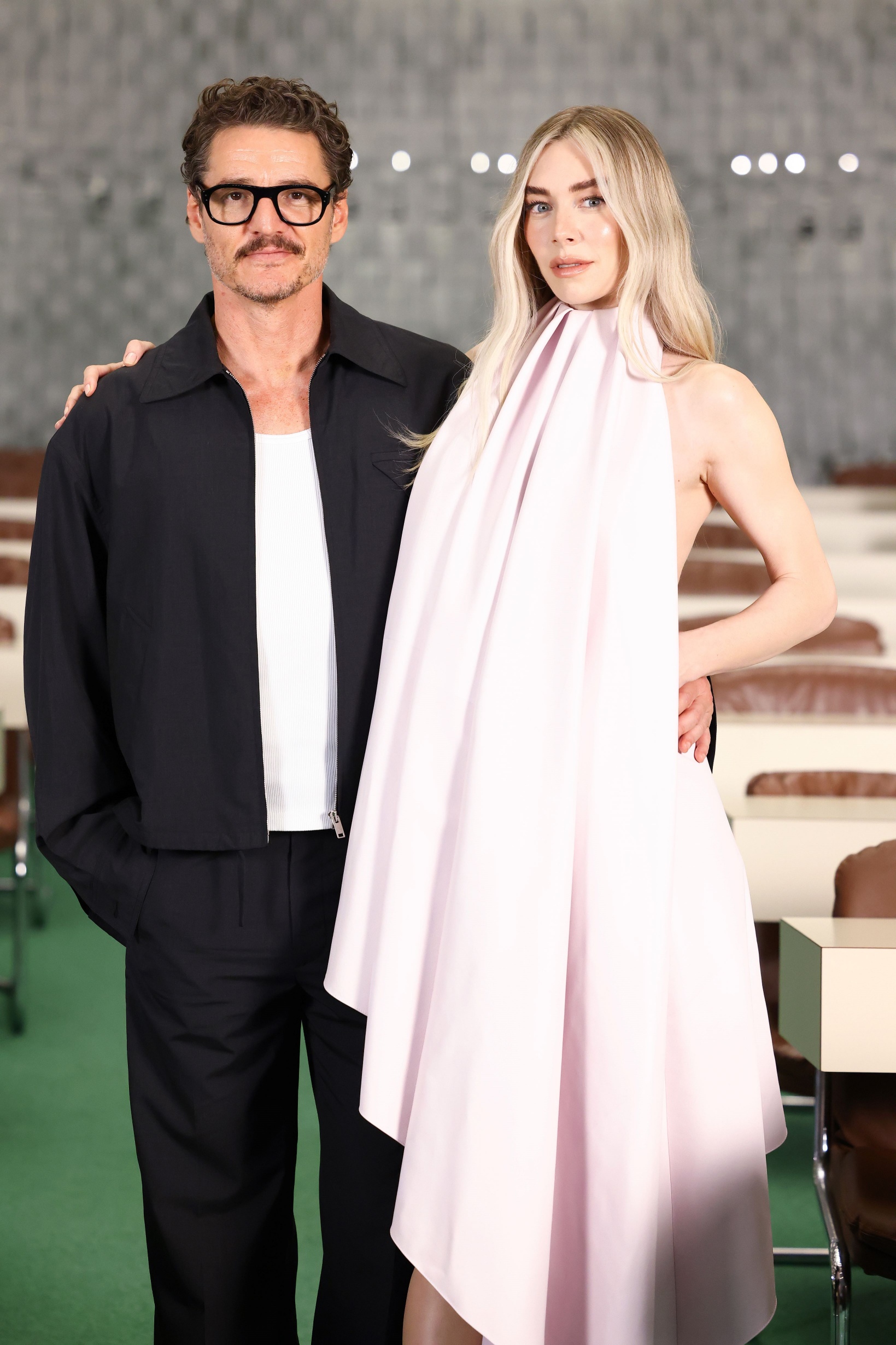 《驚奇4超人：第一步》演員展開全球宣傳首站巴黎凡妮莎寇比挺肚華麗亮相！