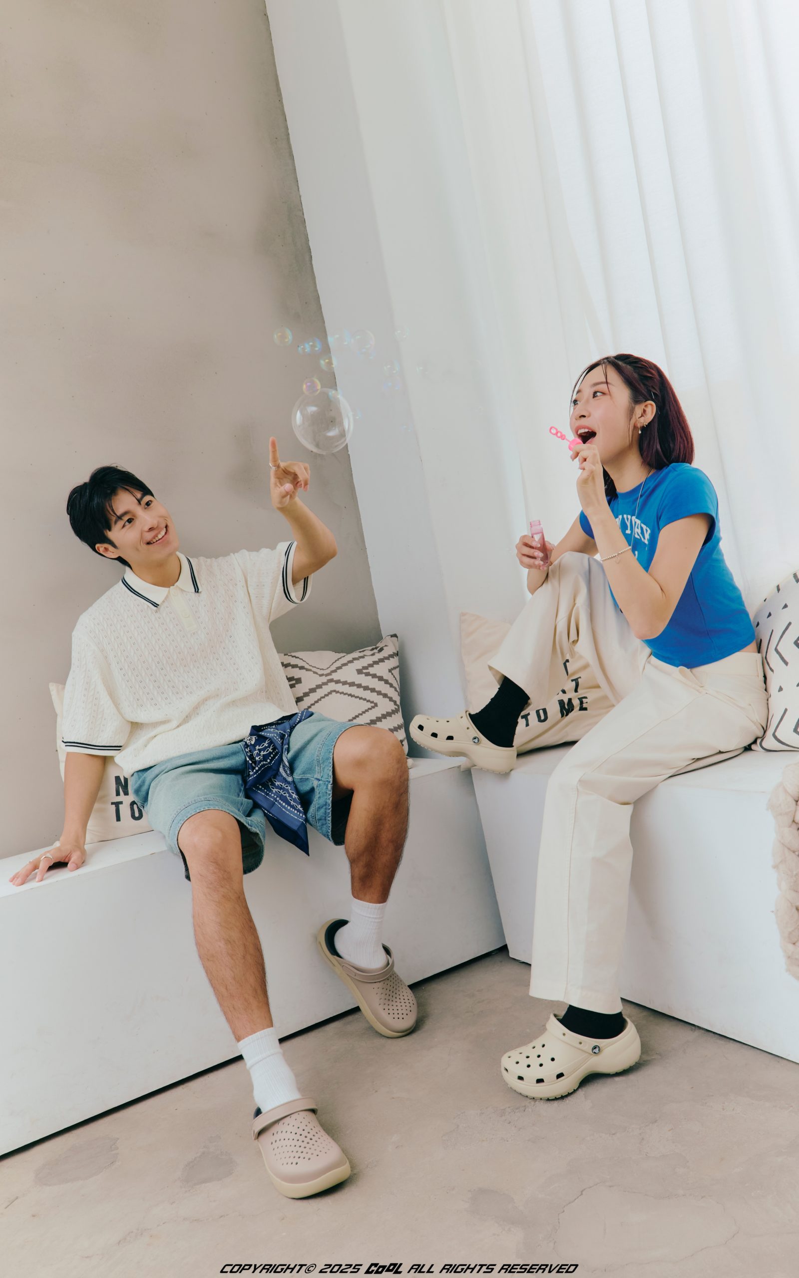 約會穿搭沒靈感？看ABC-MART重新定義「夏日版三原色」！用夏季必備的CROCS涼拖鞋與默契配色，搭出三套元氣滿點的情侶穿搭！