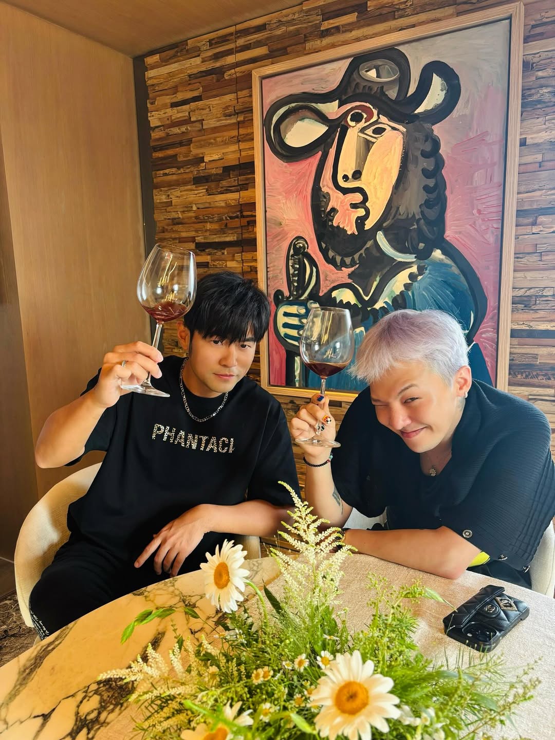 周杰倫信義區豪宅同框 GD！背景藏「畢卡索名畫」價值破億，網友一看全驚呆！