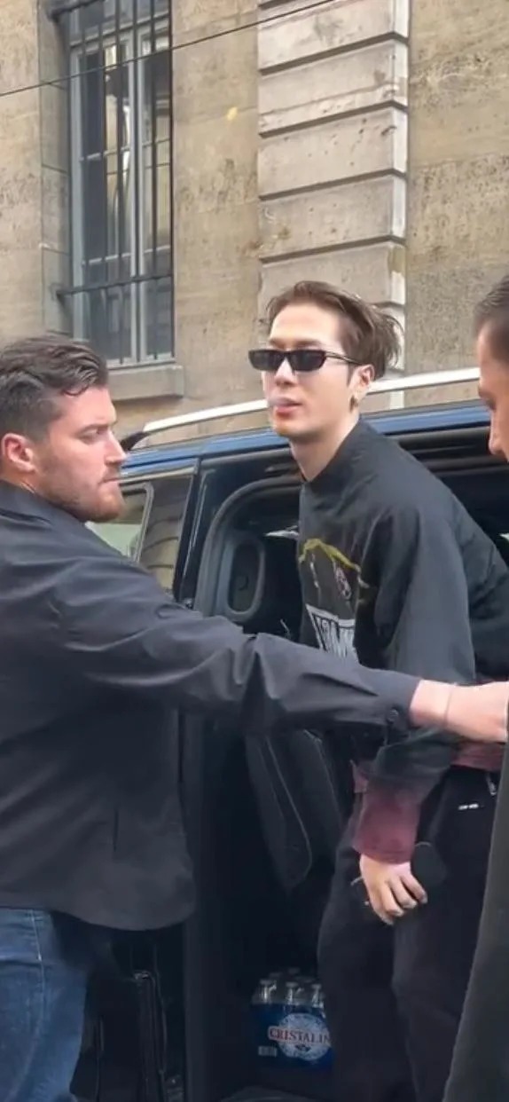 沒學到 Jennie 的教訓？王嘉爾疑似「菸吐保鑣臉上」網轟：沒水準