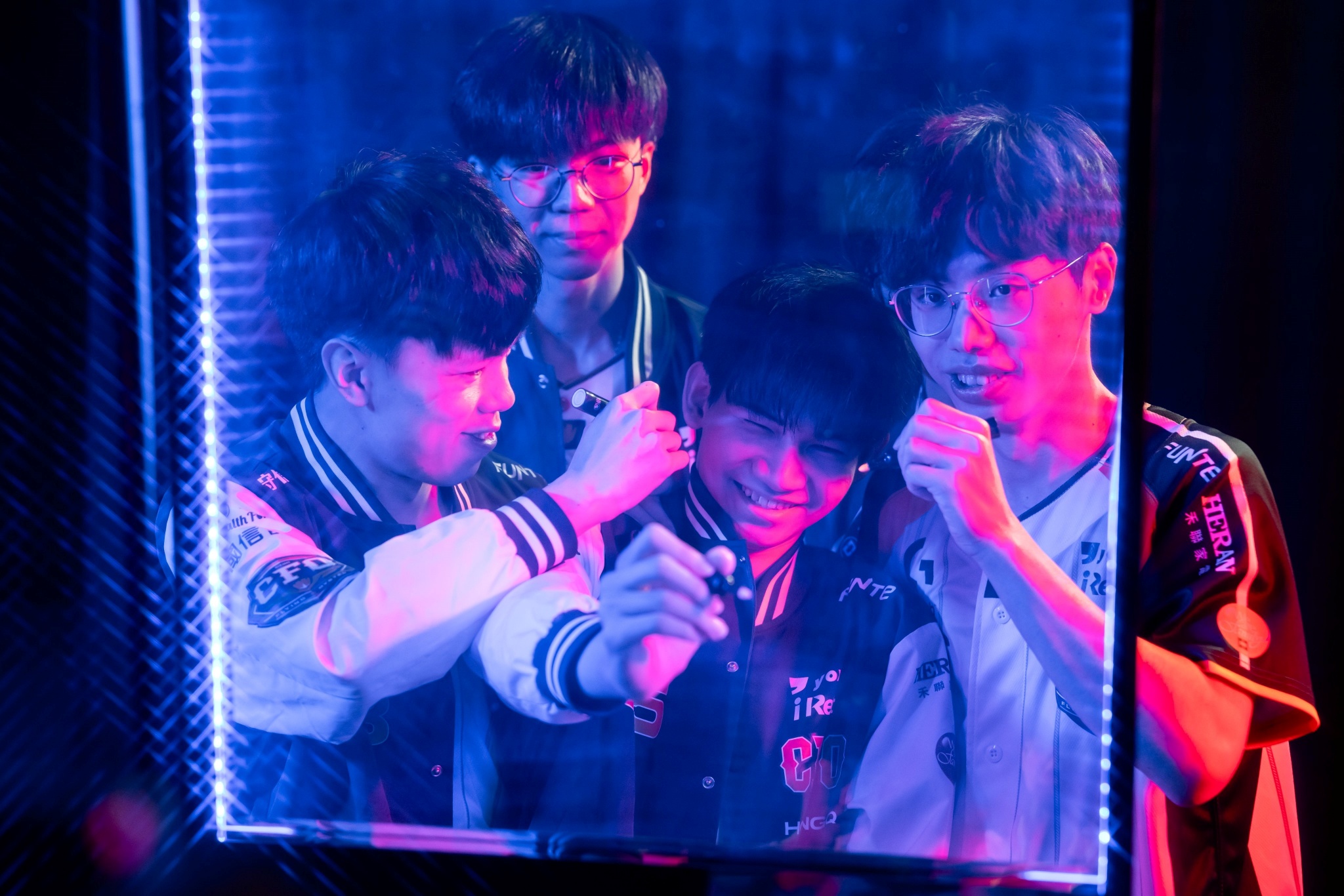 玄天上帝都點頭，有料！CFO 當家打野峻嘉因阿嬤求神擲筊而決定成為職業選手