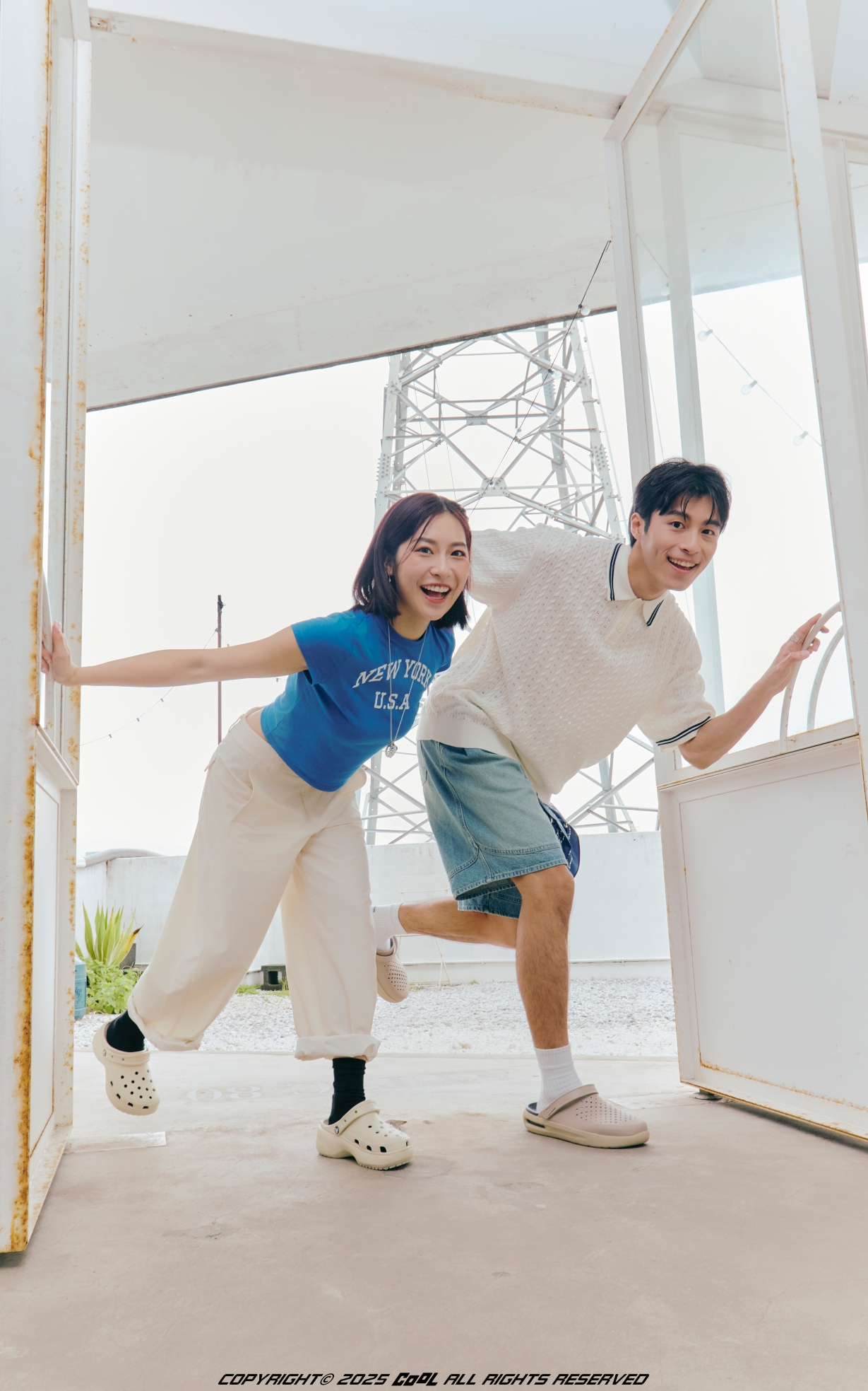 約會穿搭沒靈感？看ABC-MART重新定義「夏日版三原色」！用夏季必備的CROCS涼拖鞋與默契配色，搭出三套元氣滿點的情侶穿搭！