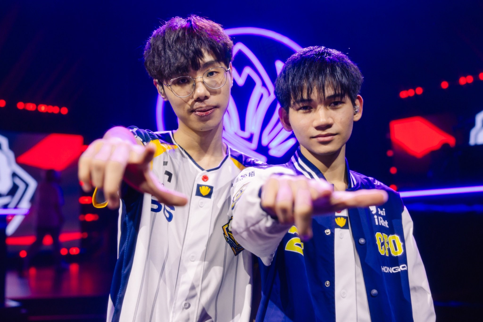 玄天上帝都點頭，有料！CFO 當家打野峻嘉因阿嬤求神擲筊而決定成為職業選手