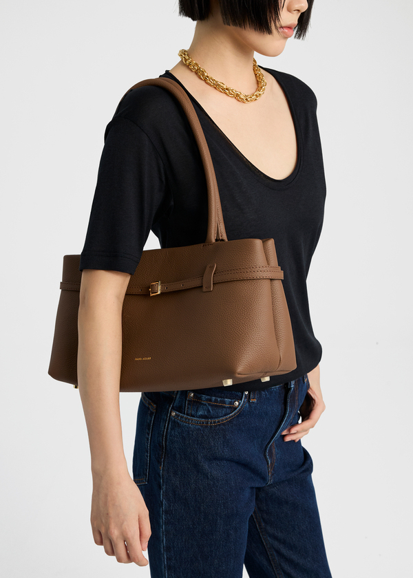 小紅書爆紅、Lyst 熱門上榜！盤點 7 款超搶手通勤包　不撞包又實用！