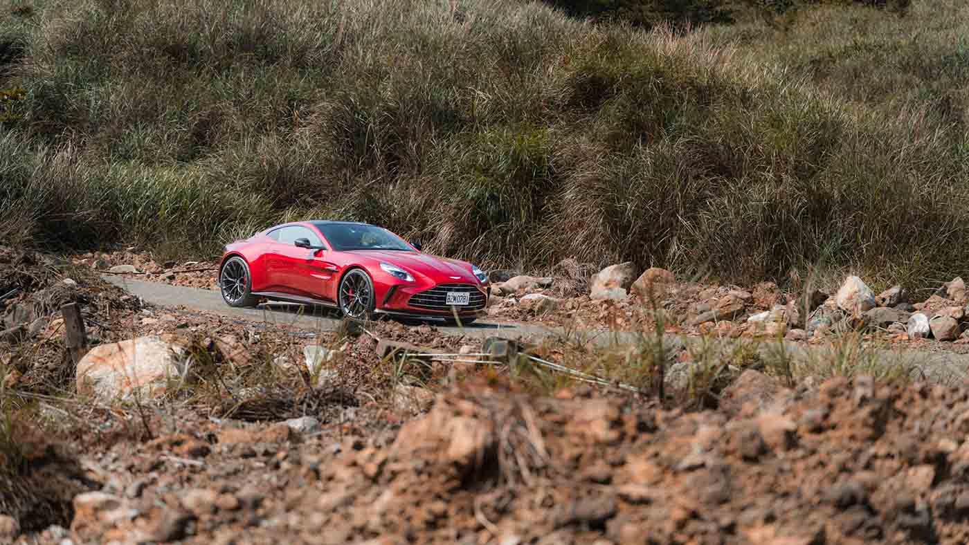 Aston Martin Vantage-1
