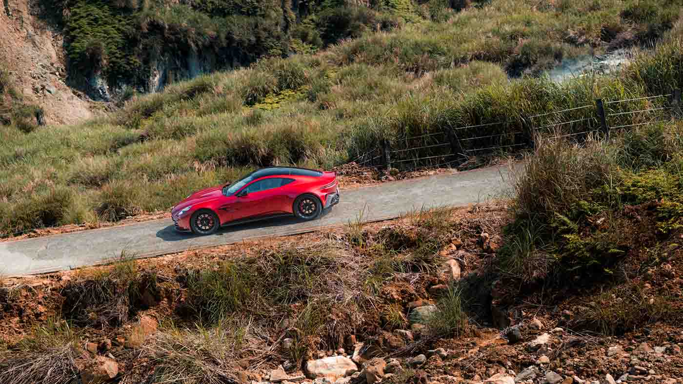 Aston Martin Vantage-1