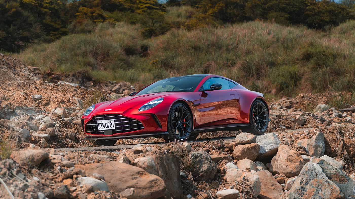 Aston Martin Vantage-1