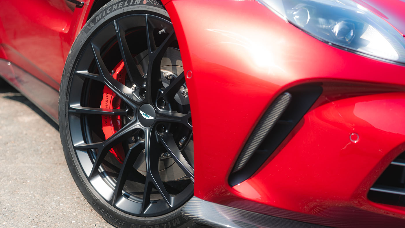 Aston Martin Vantage-2