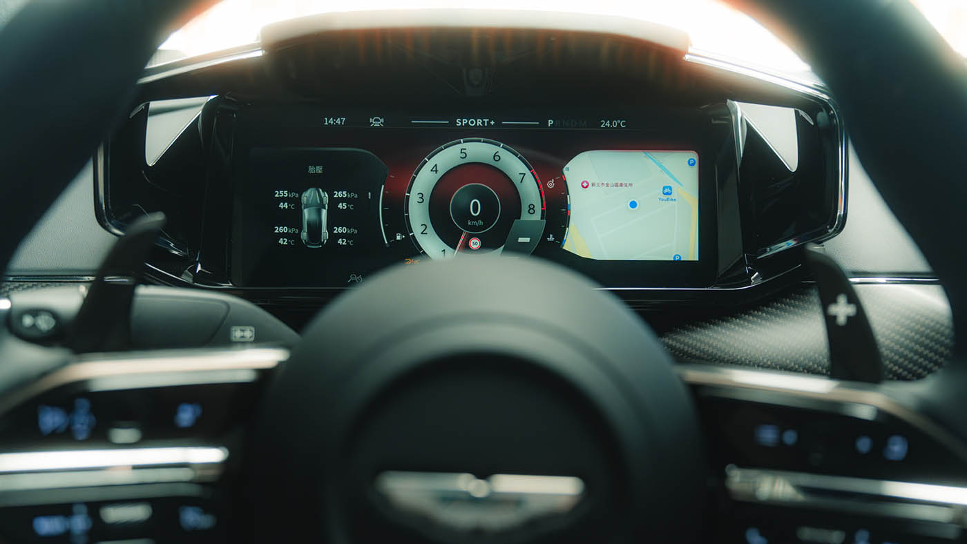 Aston Martin Vantage-4