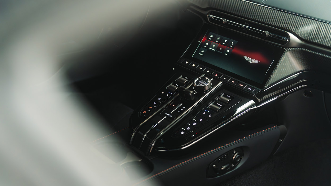 Aston Martin Vantage-4